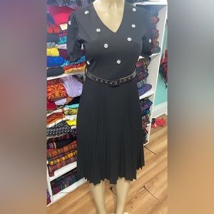 Black dress white pearls designed as a flower!🤗